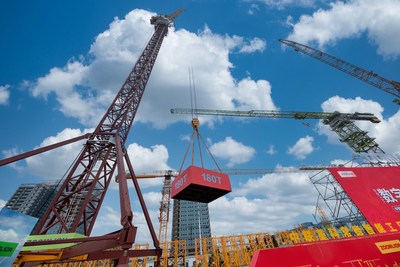 The delivery ceremony of the LW2340-180 wind power-based boom tower crane