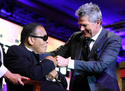 David Foster et Muhammad Ali se cognent les poings lors de la Celebrity Fight Night en 2013. Photo gracieuseté de PHIL GUDENSCHWAGER