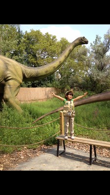 Field Station: Dinosaurs in Leonia is an outdoor paleontological expedition features 32 live-sized animatronic dinosaurs.