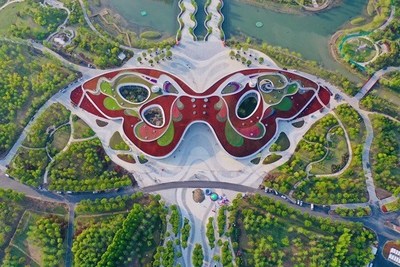 El Pabellón del Siglo de la 10.ª Exposición de Flores de China tiene la forma de una mariposa gigante. (PRNewsfoto/The 10th China Flower Expo News Center)