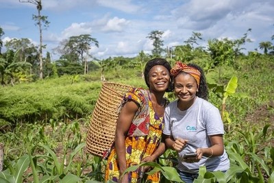 Mme Sabine et la volontaire Nelly Rakotozafy. Nelly aidant des cultivatrices à accroître leur résilience climatique Le projet du Fonds pour l’innovation de Cuso au Cameroun cherche à donner aux cultivatrices un accès plus équitable à l’information (Groupe CNW/Cuso International)