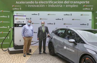 Iberdrola is acquiring the first Supernova fast chargers from the electric vehicle smart charging manufacturer Wallbox, that it will install globally, in the markets in which it operates. This agreement was announced by the Chairman of Iberdrola, Ignacio Galán, and the Co-Founder and CEO of Wallbox, Enric Asunción, at the commissioning of the first prototype of this charge point at the energy company’s headquarters in Madrid.