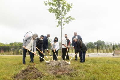 As part of a comprehensive three-year, $1 million effort to support eastside neighborhoods around the Detroit Assembly Complex, Stellantis today launched Detroit’s Greenest Initiative, the company’s plan to make Detroit’s east side the most environmentally friendly neighborhood. Planting the ceremonial tree at the event was Margaret O'Gorman, President, Wildlife Habitat Council, Joshua Rubin, CEO of mirainbarrel, Michigan State Representative Joe Tate, Monica Tabares, Vice President, Greening of Detroit, Palencia Mobley, Deputy Director, Detroit Water and Sewage Department, Ron Stallworth, external affairs lead for Wayne County, Stellantis - North America, and Stephanie Broddie, Southeastern High School Teacher .