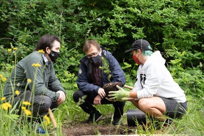 The Honourable Jonathan Wilkinson was joined by Terry Beech, Member of Parliament for Burnaby North – Seymour, and Charlotte Hecker of the Coast Salish Nursery for a tree planting at the Maplewood Flats Conservation Area (CNW Group/Environment and Climate Change Canada)