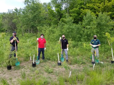 Gary Anandasangaree, Member of Parliament for Scarborough—Rouge Park, along with Omar McDadi, Parks Canada’s Field Unit Superintendent for Rouge National Urban Park, John MacKenzie, CEO of the Toronto and Region Conservation Authority and Rob Keen, CEO of Forests Ontario (CNW Group/Parks Canada)