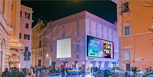 Miss e Mr BIGO, ambasciatori di Bigo Live Italy, splendono sul manifesto della famosa Via del Corso di Roma