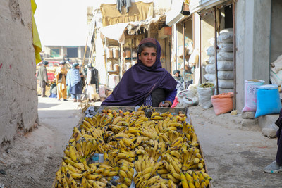 Rafiqullah, 12 ans, vend des bananes  Tarinkot, en Afghanistan. (Groupe CNW/Canadian Unicef Committee)
