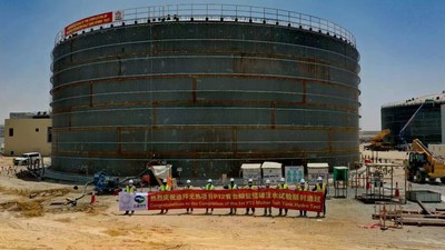 Los trabajadores presentes celebraron la culminaciÃ³n de la primera prueba hidrÃ¡ulica del tanque de sales fundidas para la planta de colectores parabÃ³licos II (la PT2) de la cuarta fase del parque solar Mohammed bin Rashid Al Maktoum (PRNewsfoto/Shanghai Electric)