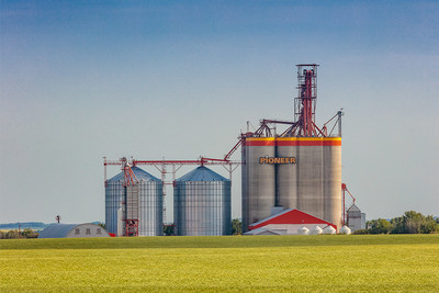 Richardson Pioneer grain elevator in Saskatchewan. July 28, 2017.  © 2017 Scott Prokop Photography (CNW Group/Richardson International Ltd.)