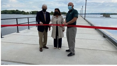 The jetty of the Sainte-Anne-de-Bellevue Canal was inaugurated this morning in the presence of Francis Scarpaleggia, Member of Parliament for Lac-Saint-Louis, Paola Hawa, Mayor of the City of Sainte-Anne-de-Bellevue and John Festarini, Director, Quebec Waterways.  Photo credit: Parks Canada (CNW Group/Parks Canada)