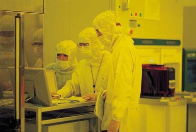 TSMC workers in one of the company’s 12-inch wafer processing plants (Source: TSMC)