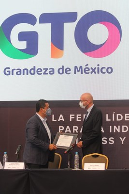 Diego Sinhue Rodríguez Vallejo, Gobernador de Guanajuato y Bernd Rohde, Director General de Hannover Fairs México en la entrega del nombramiento de Guanajuato como sede de México Active and Sport Expo 2021.