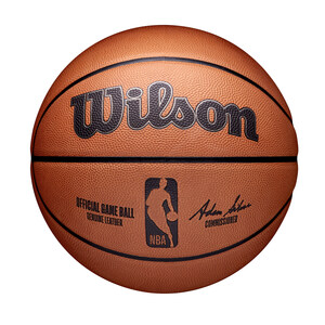 Wilson présente le ballon officiel de la NBA avant le début de la saison 2021-2022 de la ligue