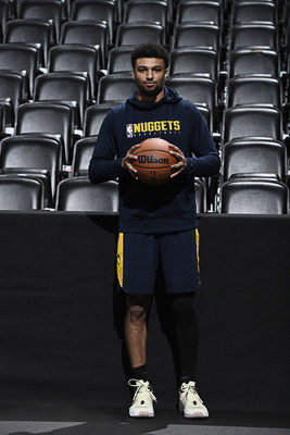 Jamal Murray, membre du personnel consultatif de Wilson et meneur de jeu des Nuggets de Denver, tient le nouveau ballon officiel de la NBA. (PRNewsfoto/Wilson Sporting Goods Co.)