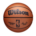 Wilson presenta el balón oficial de la NBA antes del comienzo de la temporada 2021-22