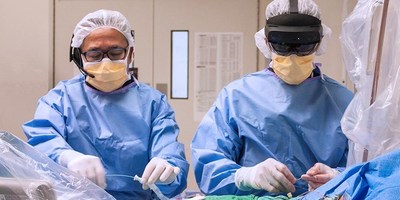 Cardiac surgeon Dr. Felix Ma, and cardiologist Dr. Ali Abualsaud  wearing HoloLens on the right. (CNW Group/Medtronic Canada ULC)