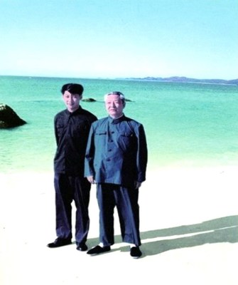 Fotografía de archivo de Xi Jinping (izquierda) con su padre, Xi Zhongxun. /CMG (PRNewsfoto/CGTN)