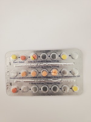 A) Linessa 21 - Plaquette alvolaire avec des pilules manquantes, des pilules en double dans une pochette alvolaire et des pilules qui ne sont pas dans l'ordre habituel. (Groupe CNW/Sant Canada)