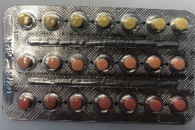 B) Linessa 21 – Plaquette alvéolaire de 21 pilules emballée correctement, avec une première rangée de pilules jaune clair, suivie de pilules orange, puis de rouge. (Groupe CNW/Santé Canada)
