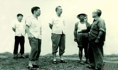 Xi Zhongxun (centro) visita el área rural de Huiyang en la provincia de Guangdong al sur de China en agosto de 1978. (PRNewsfoto/CCTV+)