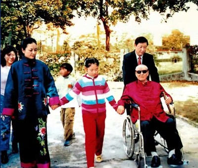 Fotografía de archivo de Xi Jinping (derecha, atrás) con su padre Xi Zhongxun (derecha, frente), su esposa Peng Liyuan (izquierda, frente) y su hija (centro, frente). (PRNewsfoto/CCTV+)