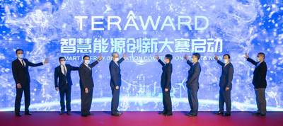 The launch ceremony for TERA-Award took place in Beijing and Hong Kong simultaneously. Officiating guests for the Hong Kong ceremony include Dr Lee Ka-kit, Member of the 13th National Standing Committee of the CPPCC, Vice Chairman of the All-China Federation of Industry and Commerce and Chairman of Henderson Land Group and Towngas (4th from right), Dr Fu Yuning, Member of the 13th National Standing Committee of the CPPCC, Chairman of Greater Bay Area Homeland Investments Limited and Ex-Chairman of China Resources Group (4th from left), Mr Alfred Chan Wing-kin, Towngas Managing Director (3rd from left), Prof. Christopher Y.H. Chao, Dean of Engineering of The University of Hong Kong (3rd from right), Dr Hu Zhanghong, CEO of Greater Bay Area Homeland Investments Limited (2nd from left), Mr Peter Wong Wai-yee, Towngas Deputy Managing Director (2nd from right), Mr Oscar Wong, Head of Business Development of Hong Kong Science and Technology Parks Corporation (1st from right), and Mr Lai Kam-to, Chairman of the Gas 