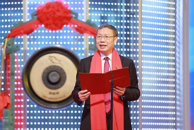 Director of Chippacking Technology’s board Mr Liang Dazhong delivers a speech at the listing ceremony before ringing the bell.