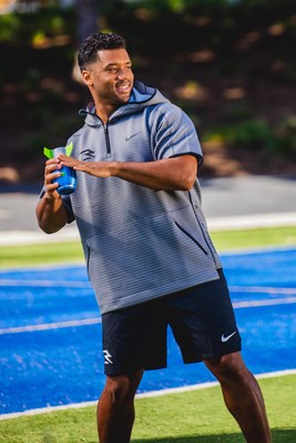 Spin Master Teams Up with NFL-Star Quarterback Russell Wilson To Launch the New Aerobie® Sonic Fin™ Football (CNW Group/Spin Master)