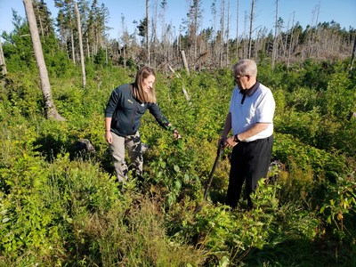 Honourable Lawrence MacAulay, Minister of Veteran Affairs and Member of Parliament for Cardigan, along with Parks Canada’s Resource Conservation Officer, Hailey Paynter. © Parks Canada (CNW Group/Parks Canada)