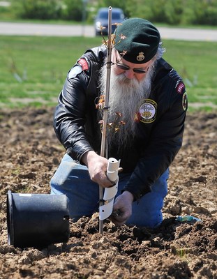 Pat Thomas, Princess Patricia's Candian Light Infantry Veteran, planting a tree at Downsview Park (Formerly CFB Downsview)  on Earth Day Weekend, 2017 (CNW Group/Forests Ontario)