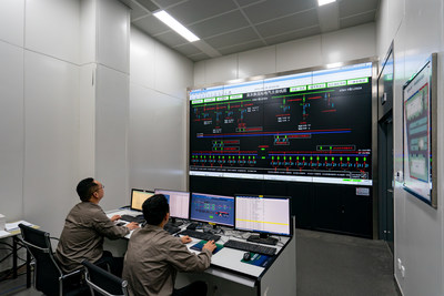El personal de la State Grid Suzhou Power Supply Company inicia la transmisión de energía de la válvula de conversión n.° 1 para la estación central de Pangdong el 29 de junio de 2021 en Suzhou, provincia de Jiangsu al este de China. (PRNewsfoto/Xinhua Silk Road)
