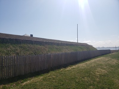 Fortifications nouvellement restaures dans le lieu historique national du Fort-Wellington, 2021. Parcs Canada (Groupe CNW/Parcs Canada)