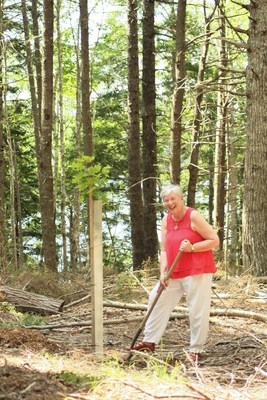 L'honorable Bernadette Jordan, dpute de South Shore--St.Margaret's, visite le parc national et le lieu historique national Kejimkujik pour appuyer les efforts de plantation d'arbres  Kejimkujik dans le cadre de L'engagement du gouvernement du Canada de 2 milliards d'arbres  Parcs Canada (Groupe CNW/Parcs Canada)