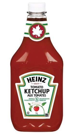 La première bouteille de Ketchup Heinz produite pour le Canada sort de la nouvelle ligne de production de l'usine de Mont-Royal