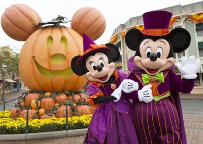 Los eventos favoritos del otoño, Halloween Time, Plaza de la Familia y Oogie Boogie Bash (este un evento que requiere de un boleto por separado) regresan a Disneyland Resort del 3 de septiembre al 31 de octubre de 2021 (PRNewsfoto/Disneyland Resort)