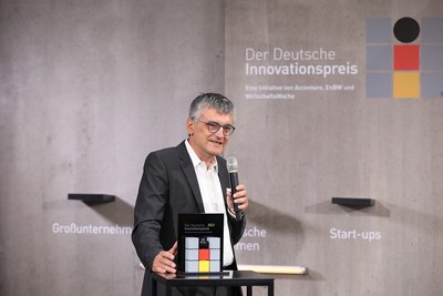 Lothar Müller on stage at the awards ceremony of the German Innovation Award sponsored by WirtschaftsWoche, Accenture and EnBW