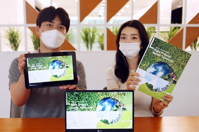 LG Innotek employees are presenting the ‘2020-2021 LG Innotek Sustainability Report.’ This report introduces the company’s new ESG vision, relevant organizations, and major ESG efforts and achievements.