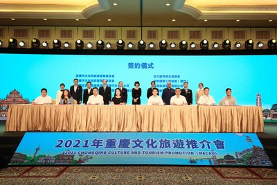 Cerimônia de assinatura em Macau e agência de viagens e autoridades turísticas de Chongqing (PRNewsfoto/iChongqing)