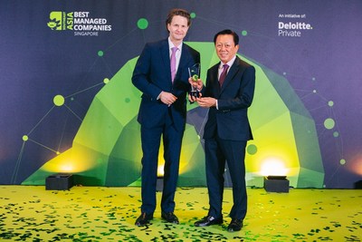 El presidente Patrick Chong y el director ejecutivo del grupo LUXASIA, el Dr. Wolfgang Baier, reciben el premio a las Empresas mejor gestionadas de Singapur, otorgado por Deloitte (PRNewsfoto/LUXASIA)