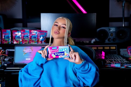 Iconic singer-songwriter Christina Aguilera takes a break from crafting a beat on SweeTARTS’ new SweetBEATS mixer to pose with her favorite sweet and tart candy