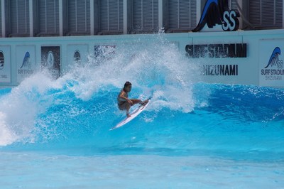Mahina Maeda surfeando de cara a la pared de la ola en preparación para el debut olímpico de surf. (PRNewsfoto/American Wave Machines, Inc.)