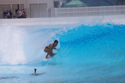 Mahina Maeda surfeando dentro de una ola en preparación para el debut olímpico de surf. (PRNewsfoto/American Wave Machines, Inc.)