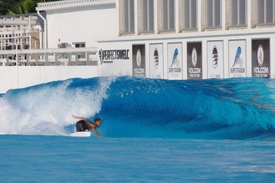 Shun Murakami montando la ola para realizar su próxima maniobra en preparación para el debut olímpico de surf. (PRNewsfoto/American Wave Machines, Inc.)
