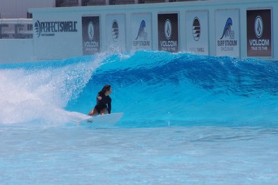 Amuro Tsuzuki montando la ola de espaldas a esta en preparación para el debut olímpico de surf. (PRNewsfoto/American Wave Machines, Inc.)