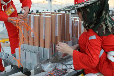 La fotografía muestra al equipo de exhibición de fuegos artificiales afinando los últimos detalles para el espectáculo. (Fotografía de Dancing Fireworks) (PRNewsfoto/Xinhua Silk Road)