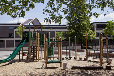 Le parc  l'image des aspirations exprimes par les enfants de l'cole comprend un immense module de jeux, de vastes espaces de jeux libres, ainsi que des terrasses pour des classes extrieures. (Groupe CNW/Ville de Montral - Arrondissement du Sud-Ouest)