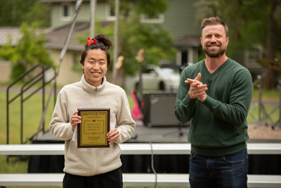 Rei Yamazaki receiving the Genius Inc. Award