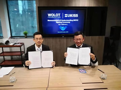 MOU Signing Ceremony between Ben Chan (Left) Chairman of WOLOT Foundation, and James Gan (Right) CEO of UKISS Technology