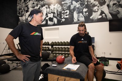 Aaron Rogers works out alongside John DeSimone, President of Herbalife Nutrition, at the new Proactive Fueled by Herbalife Nutrition Facility in Westlake Village, CA during a grand opening event today. The multi-million-dollar training facility caters to professional and amateur athletes with physical conditioning, sports rehabilitation, and personalized nutrition management. (PRNewsfoto/Herbalife Nutrition (NYSE: HLF))