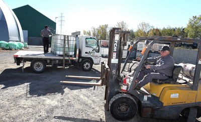 Loading of raw materials continues at the Agro-100 plant in Joliette. (CNW Group/Agro-100)